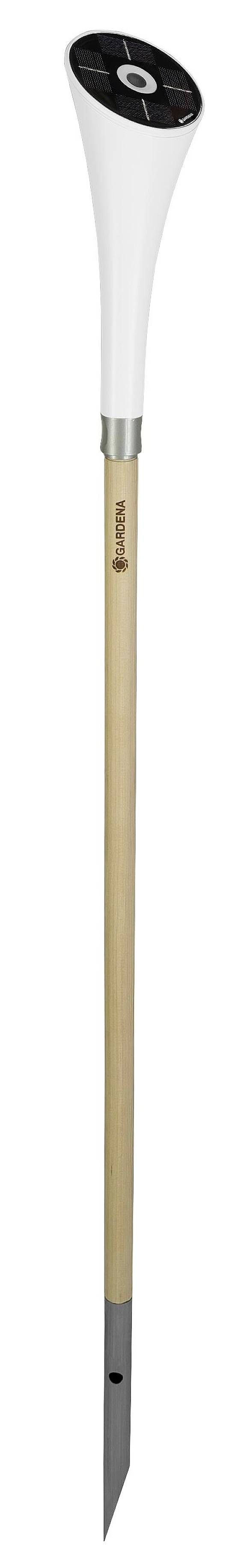 Een lang, puntig gereedschap van hout en metaal met een witte handgreep. Het wordt gebruikt voor grondbewerking in tuinen.