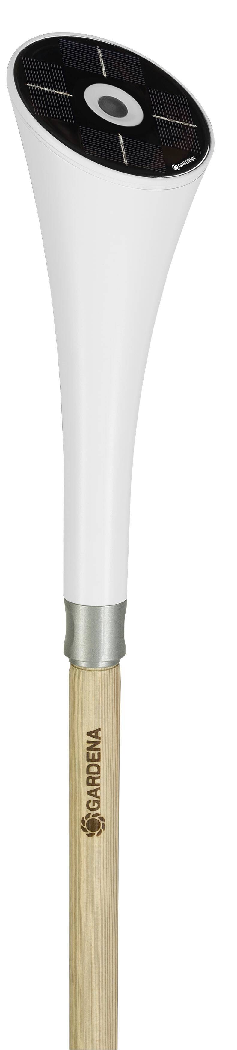 Een moderne zonne-tuinlamp met een witte, trechtervorming kop en geïntegreerd zonnepaneel, gemonteerd op een houten staaf.