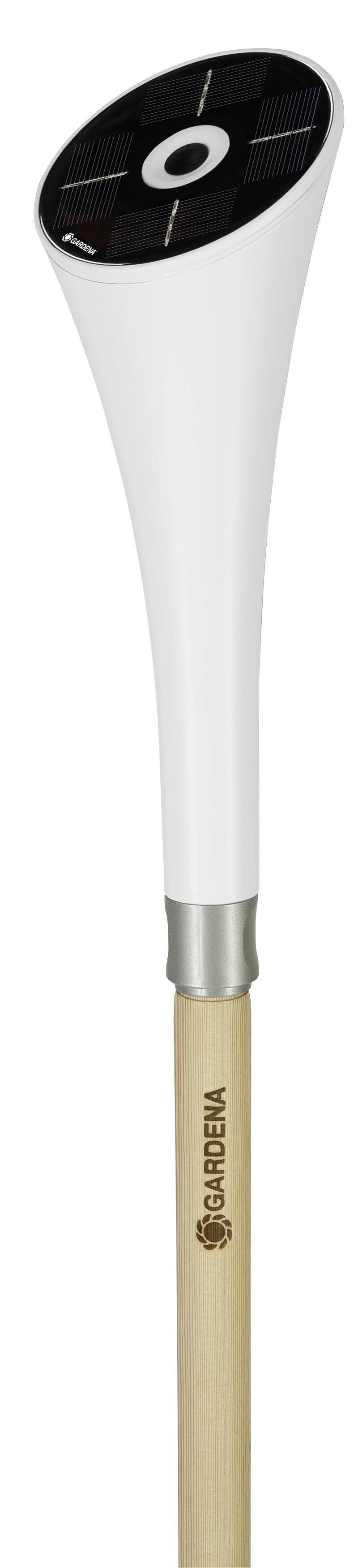 Solartuinlamp met een witte, trechtervorming lampenkap en zonnepaneel bovenaan, gemonteerd op een houten staaf.