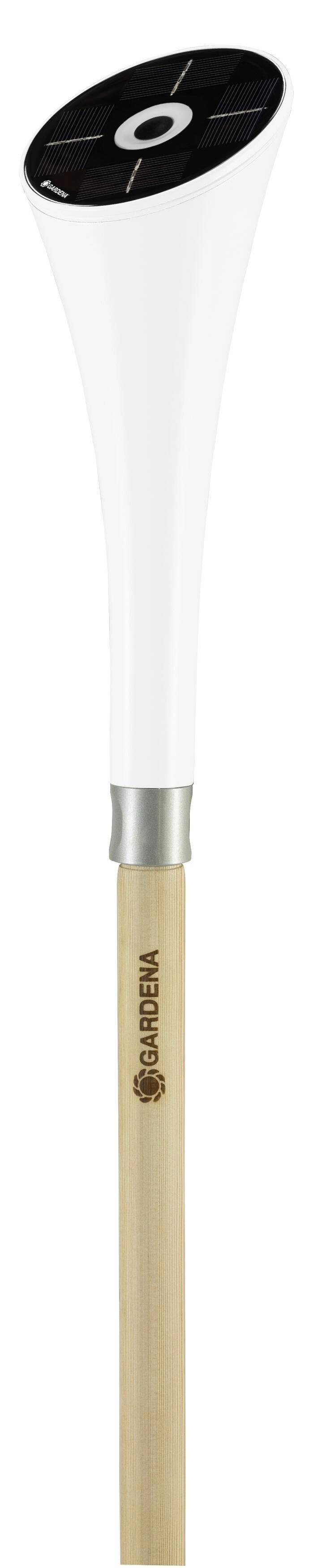 Een GARDENA tuingereedschap met een witte kunststof handgreep en zwart handvat, gemonteerd op een houten steel, geschikt voor tuinwerkzaamheden.