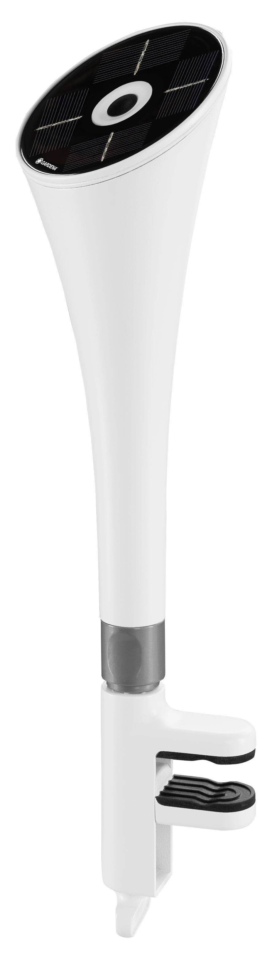 Een witte douchekop in modern design met een zwarte sproeier en een bevestigingssteun.