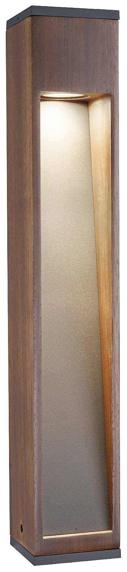 Een hoge, slanke wandlamp van hout met een schuin binnenverlichting die een warme gloed verspreidt.