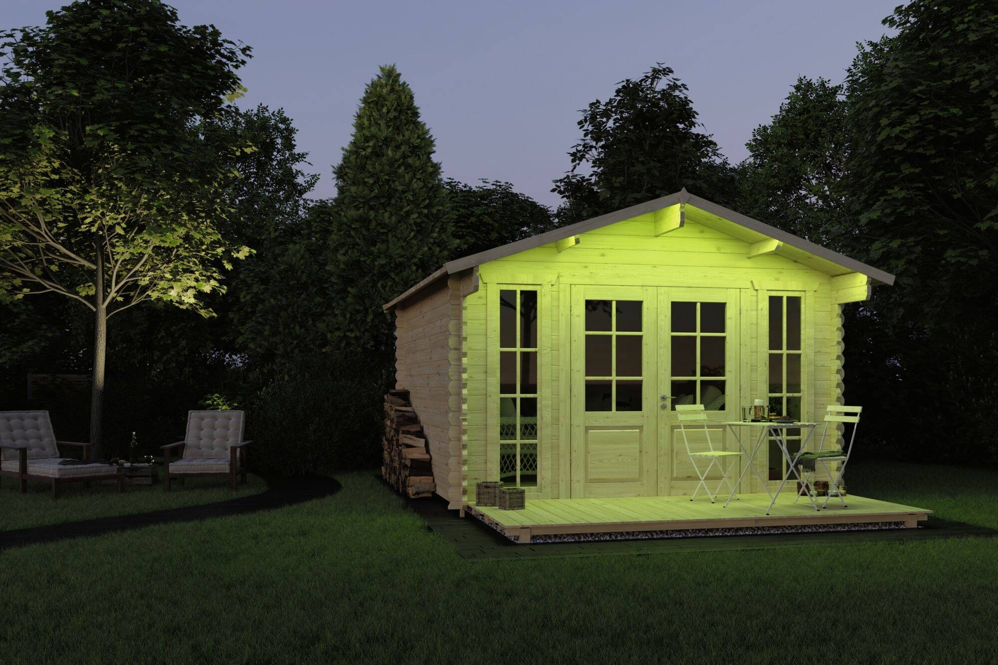 Een klein, verlicht houten huisje in de tuin bij schemering, omringd door bomen, met tuinmeubels en een pad op de voorgrond.