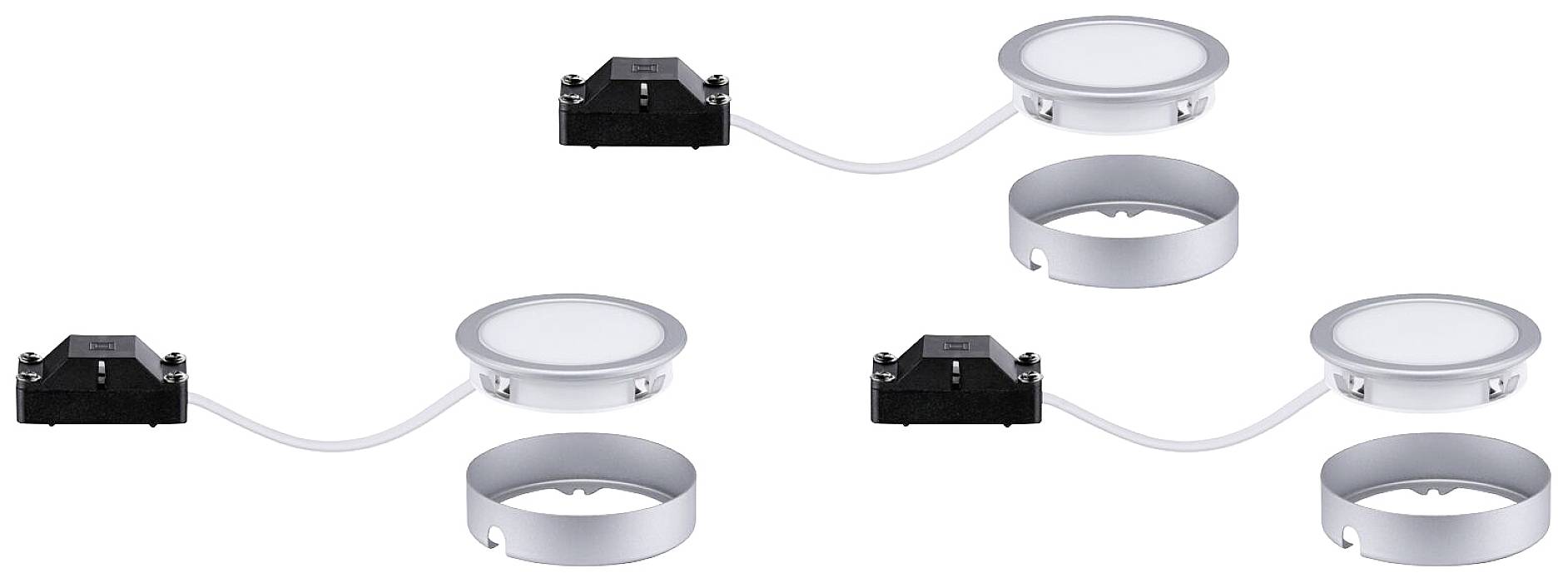 Twee ronde LED-inbouwspots met zilveren ringen en zwarte aansluitingen, die met witte kabels met elkaar zijn verbonden, liggen naast elkaar.