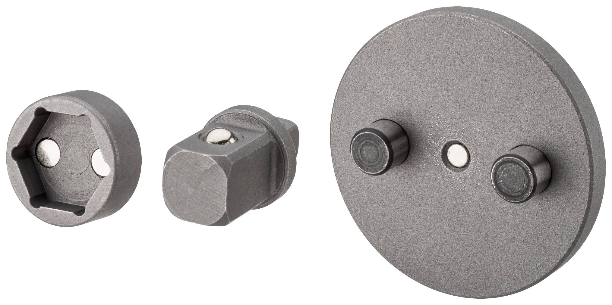 Drie metalen gereedschappen, waaronder twee bajonetaansluitingen en een zeskantaansluiting. Gebruikt voor het monteren en demonteren van mechanische onderdelen.