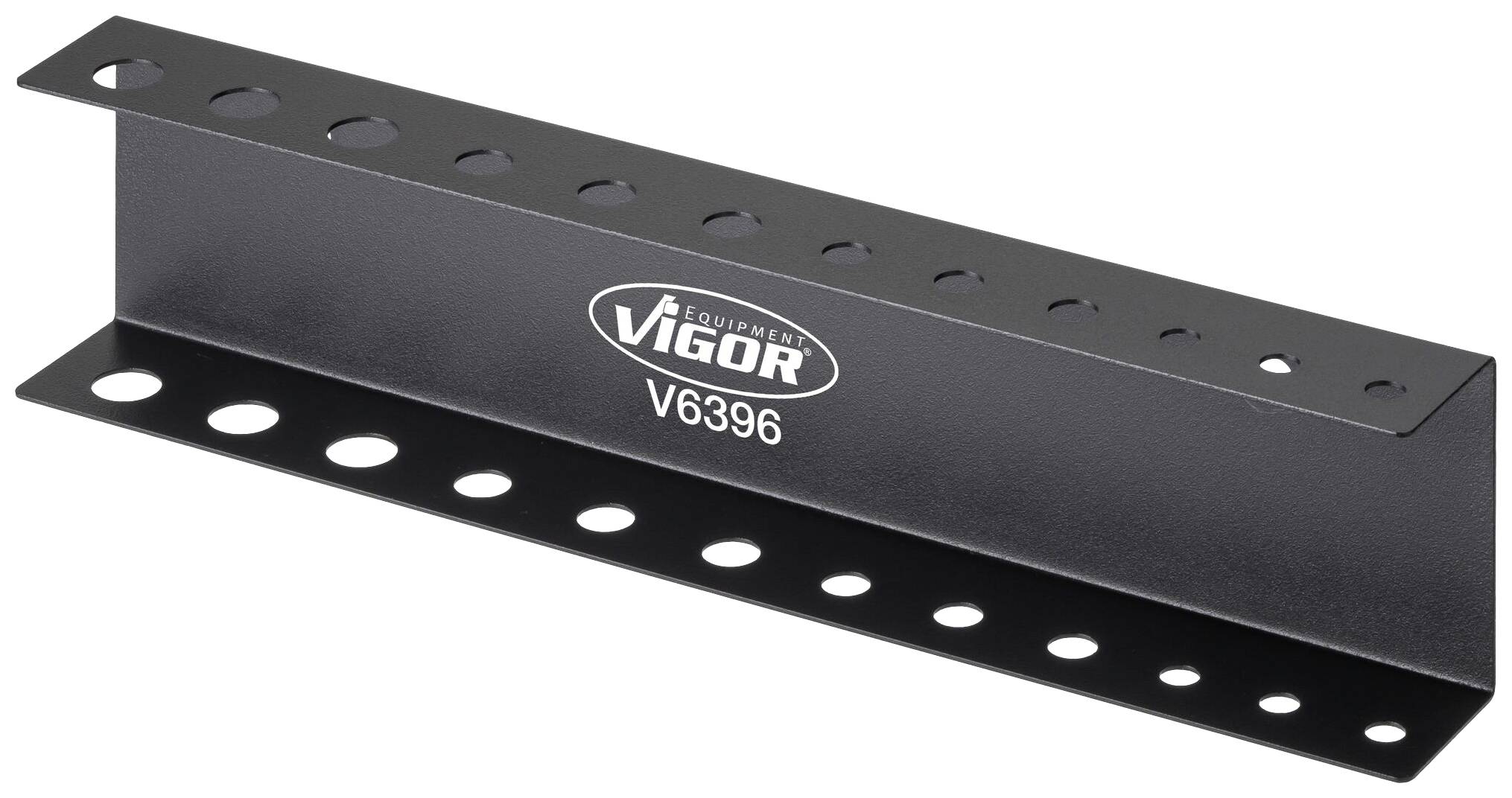 Zwart gelakte metalen drager met gaten, waarop 'VIGOR V6396' staat. Gebruikt voor gereedschapsopslag.