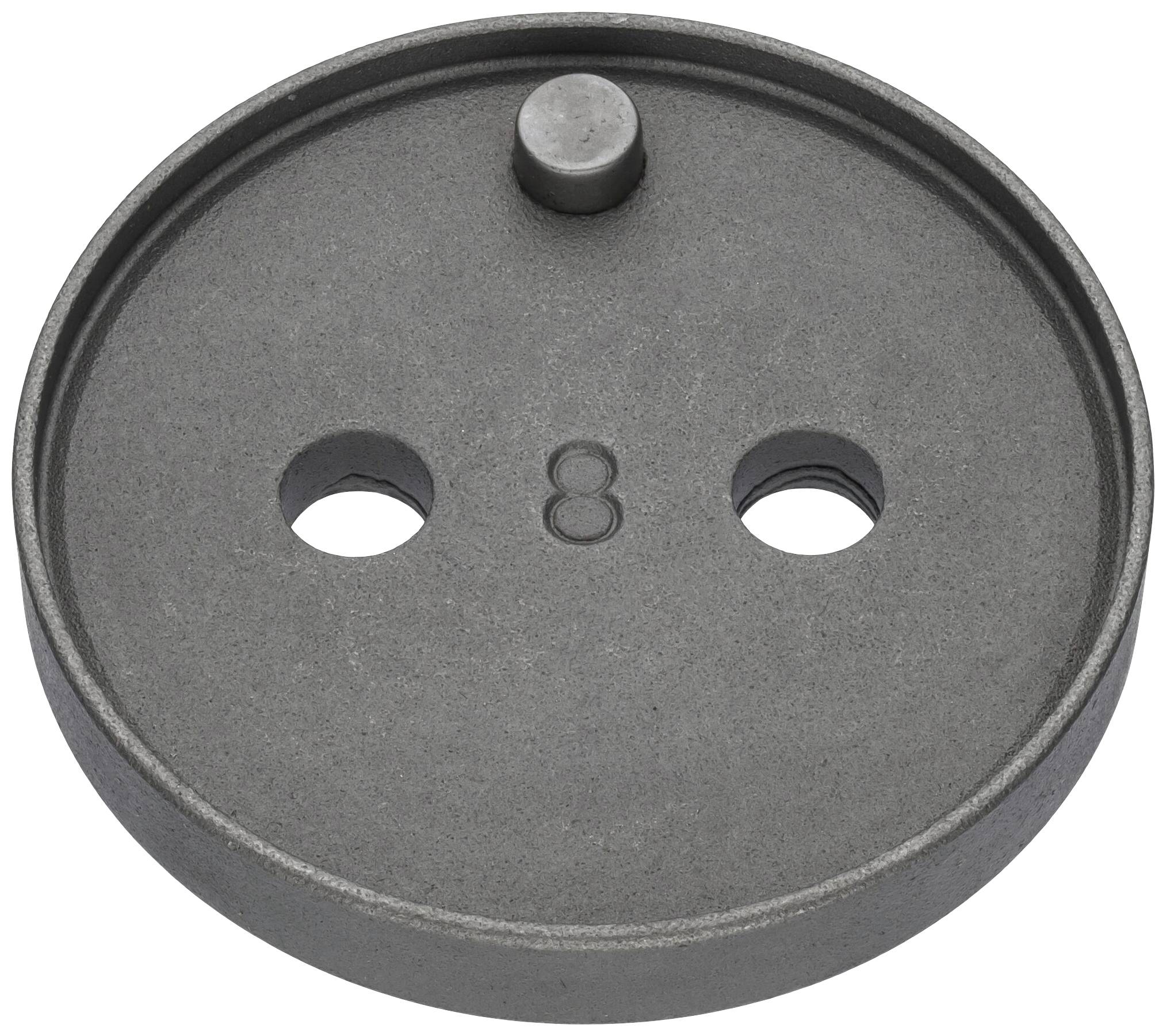 Ronde metalen plaat met twee gaten en een verhoogde verhoging. Het getal '8' is in het midden gegraveerd.