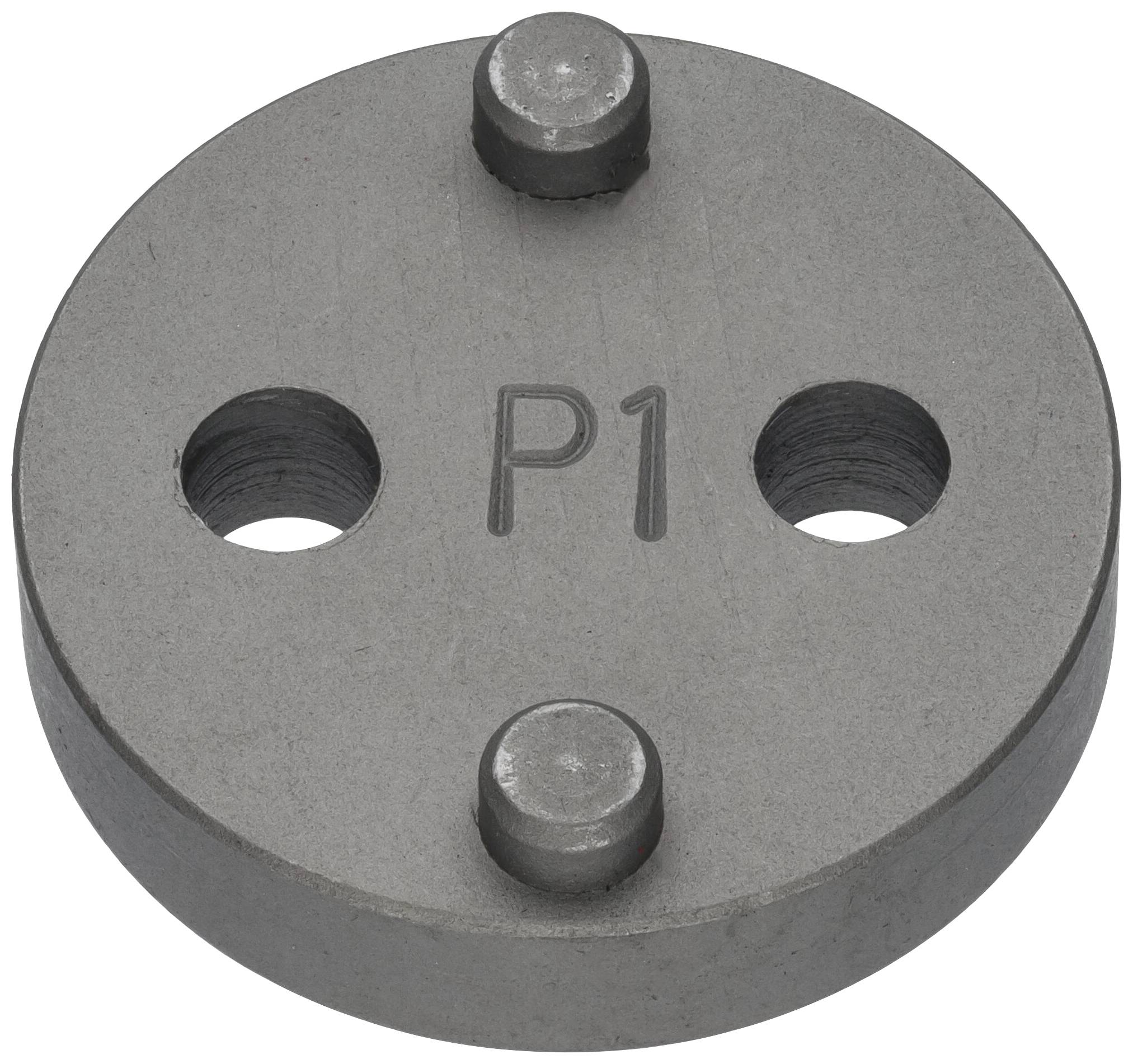 Ronde metalen schijf met drie gaten en gravure 'P1' in het midden.