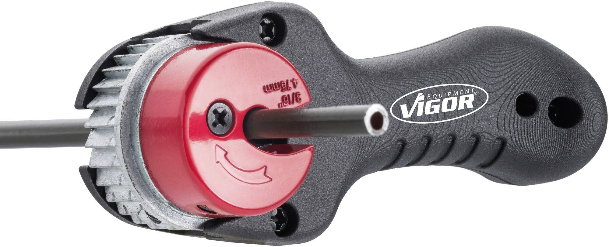 Een rood buizensnijder-gereedschap met een zwarte handgreep, dat een buis vasthoudt. Op de handgreep staat de tekst 'Vigor'.