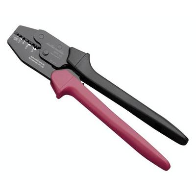 Tang met een zwart en rood handvat, gebruikt voor het crimpen van kabels of connectoren. Hij heeft meerdere crimpformaten op de bek.