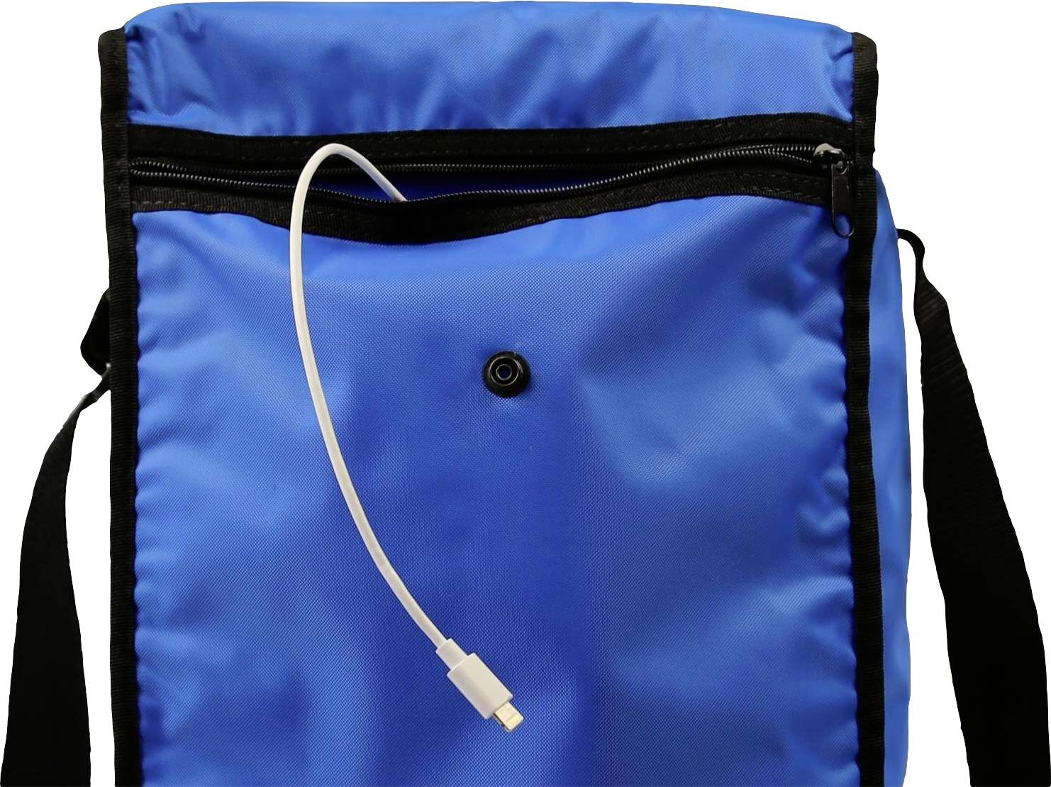 Een blauwe tas met een zwarte rits waaruit een opvallend wit USB-kabel steekt uit de voorzijde van de tas.