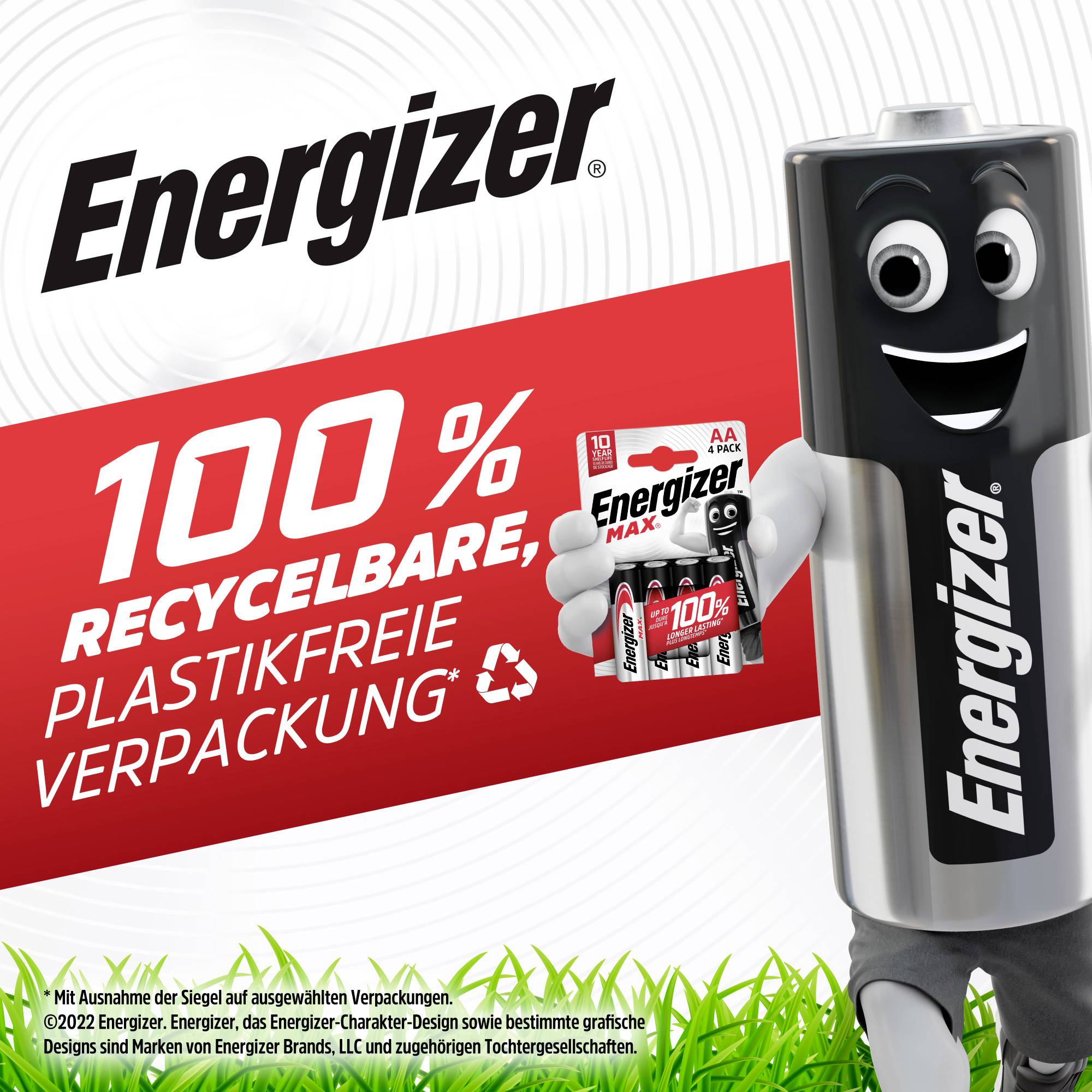Een lachende batterijmascotte houdt een Energizer-batterijverpakking vast. Tekst: '100% recyclebare verpakking'. Merkenlogo's zijn zichtbaar.