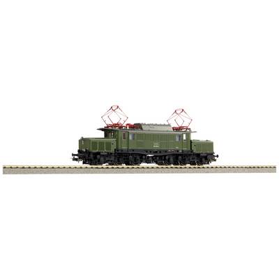 Een groene model-elektrische locomotief staat op een spoor. Hij heeft twee rode stroomafnemers bovenaan en toont een gedetailleerde nabootsing.