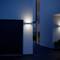 Moderne buitenverlichting aan de gevel verlicht een ingangspartij bij het invallen van de avondschemering en benadrukt de architectuur en het design.