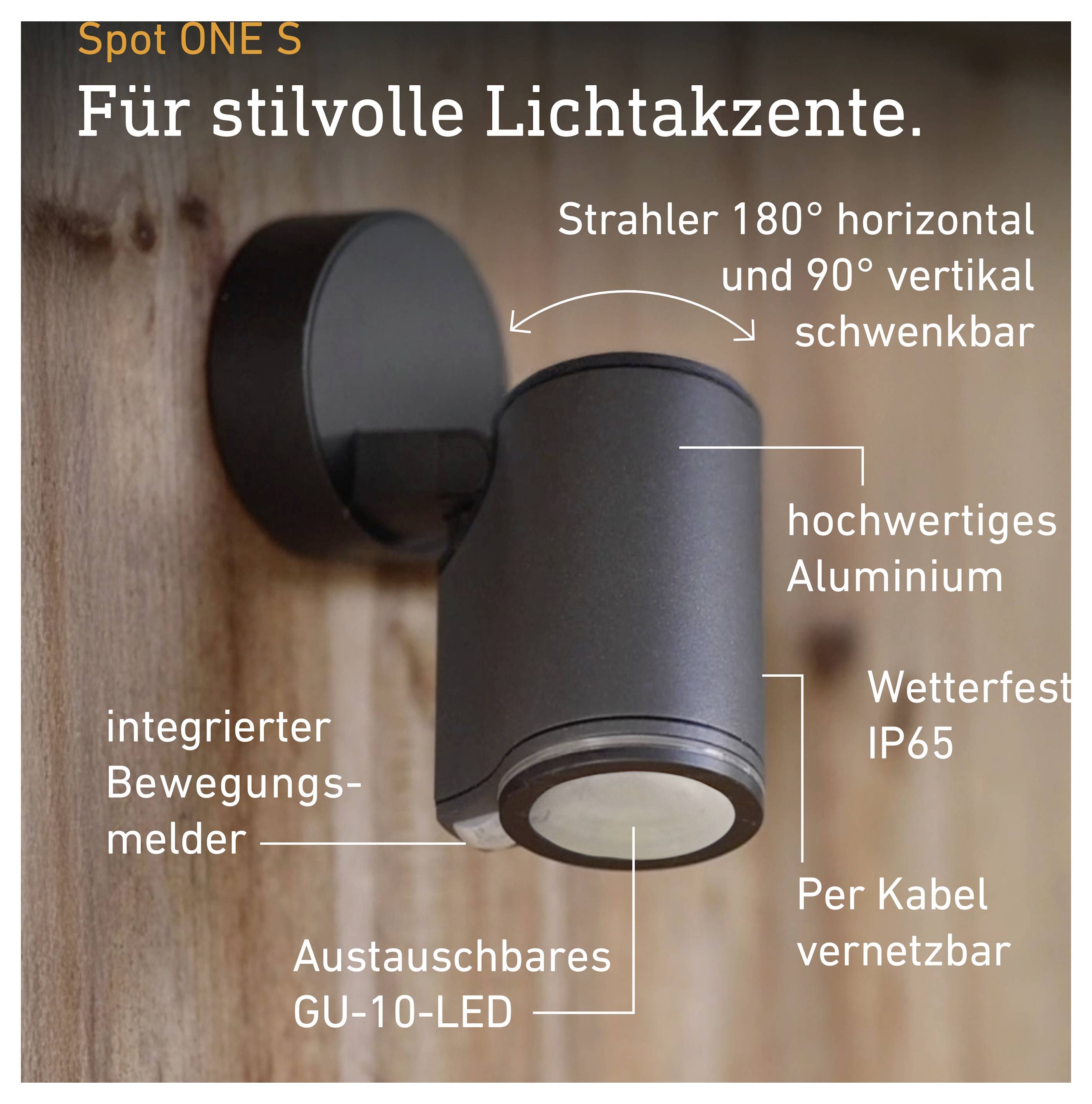 Reclamespotje ONE S aan houten wand; draaibare straler met bewegingsmelder, GU10-LED, aluminium, weerbestendig IP65, per kabel netwerkbaar.