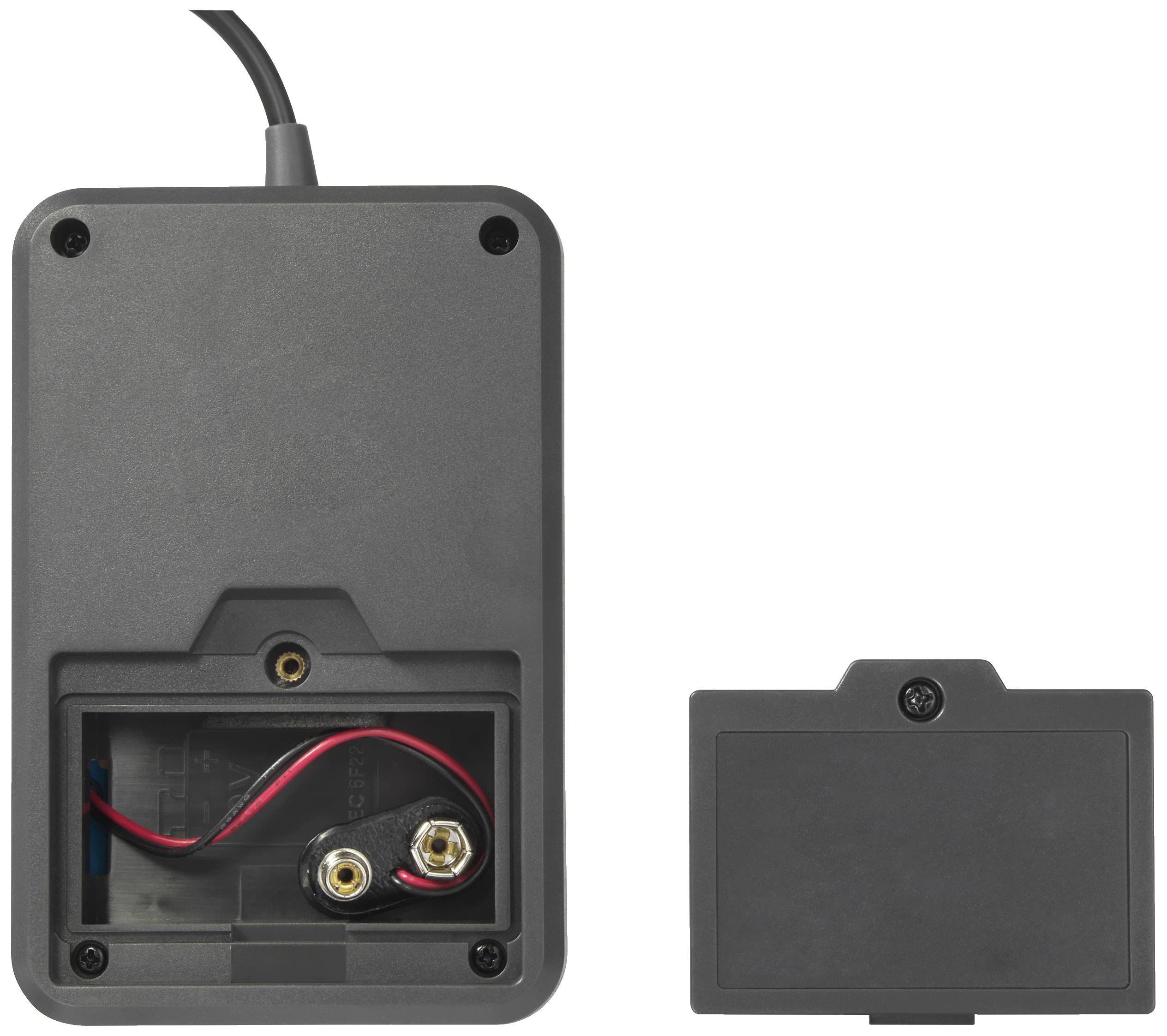 Achterkant van een elektronisch apparaat met geopend batterijvak, toont twee steekcontacten en losse rode en zwarte kabels.