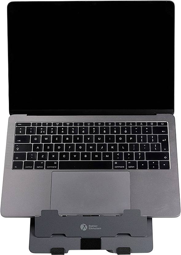 Een opengeslagen laptop staat op een zwarte laptopstandaard. Het scherm is leeg, en het touchpad en het toetsenbord zijn zichtbaar.