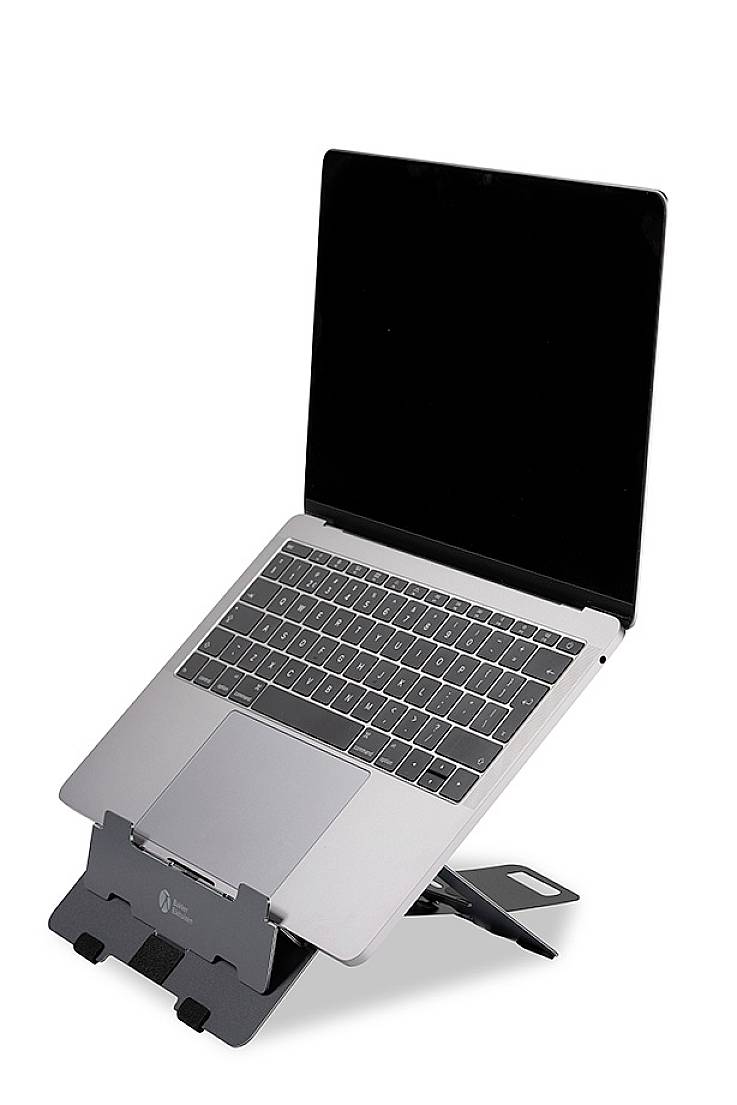 Een laptop op een verstelbare zwarte standaard die het scherm in een comfortabele hoek opheft. Ideaal voor ergonomisch gebruik.
