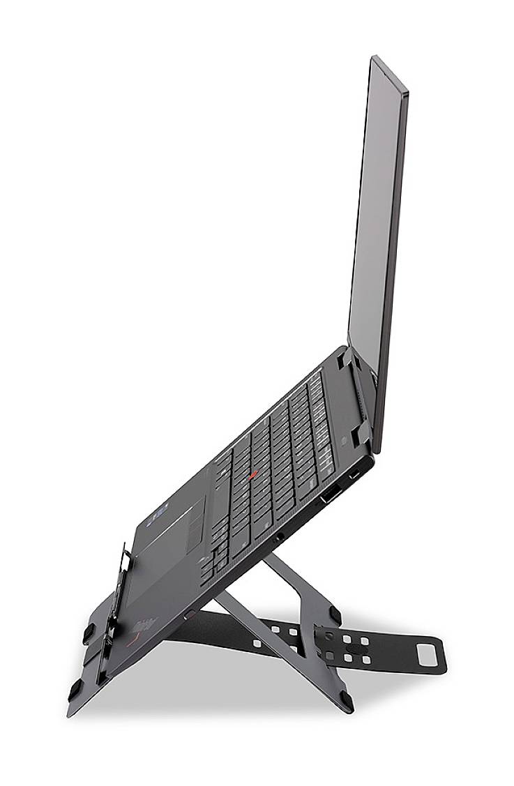Een zwarte laptop op een verstelbare standaard die het scherm verhoogt. De standaard is smal en draagbaar.