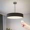 Een moderne hanglamp aan het plafond wordt bediend met een afstandsbediening.