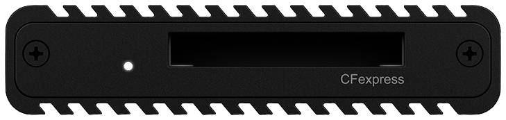 Zwarte CFexpress-kaartlezer met een zichtbare kaartgleuf in het midden, omgeven door een gegroefde rand.