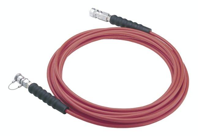 Rode persluchtslang met zwarte handgrepen en zilveren aansluitingen aan beide uiteinden, opgerold op een witte ondergrond.