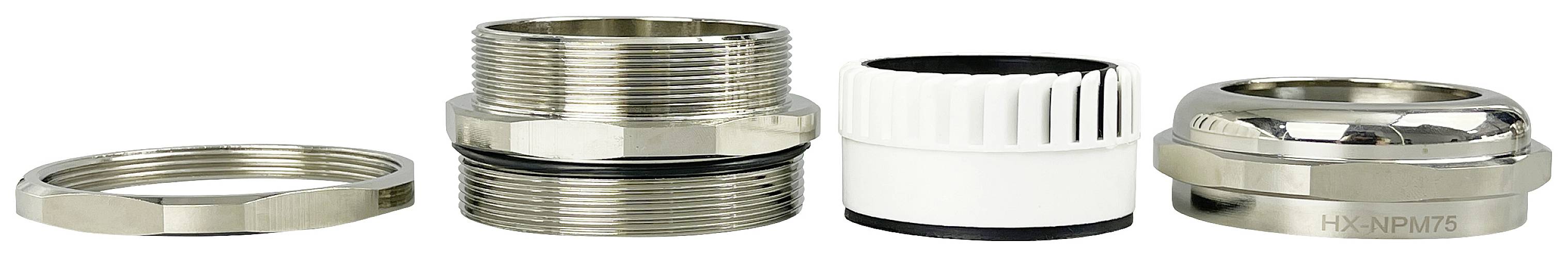 Vier onderdelen van een buisverbinding: Een moer met schroefdraad, een schroefdraaddeel, een witte afdichtingsring en nog een moer met schroefdraad.