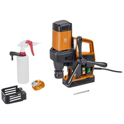 Magneetboormachine met toebehoren: borenset, spuitfles, draagriem en montageklem. Hoofdapparaat in oranje en zwart met kabel.