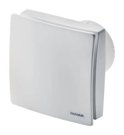 Een witte, vierkante ventilator, gemonteerd aan de muur. Hij wordt gebruikt voor de ventilatie van ruimtes.