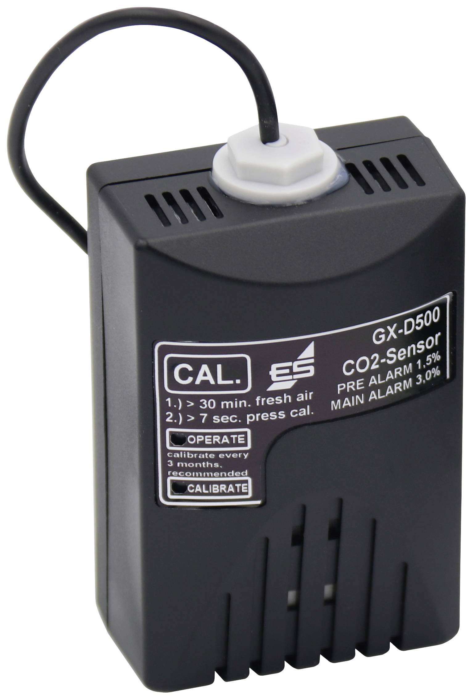 Zwarte CO2-sensor GX-D500. Bedieningspaneel toont kalibratie- en alarmberichten: 'Kalibreren om de 3 maanden.'