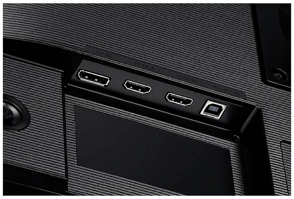 Achterkant van de monitor toont aansluitingen: DP-IN, HDMI 1, HDMI 2 en USB. Deze maken veelzijdige verbindingen met verschillende apparaten mogelijk.