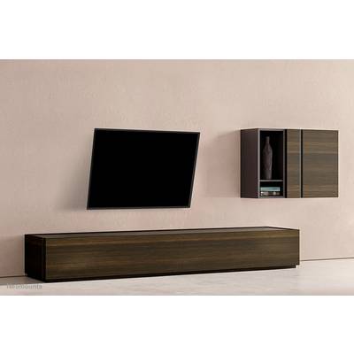 Een modern woonkamer met een aan de muur gemonteerde televisie, een houten tv-meubel en een wandplank met vaas.
