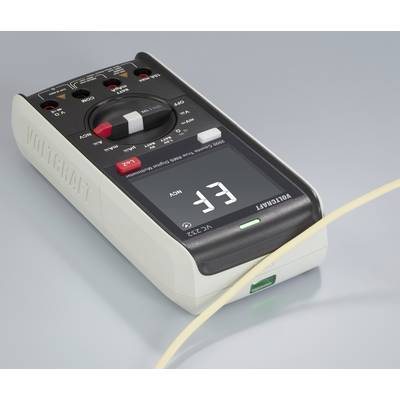 Een digitale multimeter geeft 'EF' weer op het display. Een kabel is aangesloten op het apparaat, dat op een grijze ondergrond ligt.