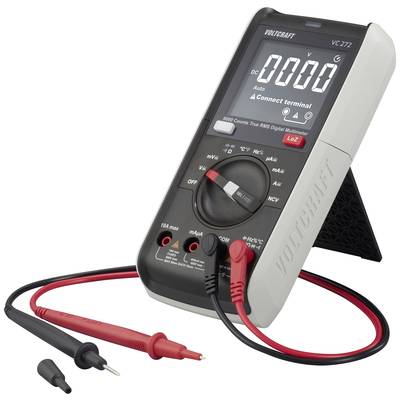 Een digitale multimeter met een zwarte behuizing, rode en zwarte meetkabels, toont een waarde van nul aan.