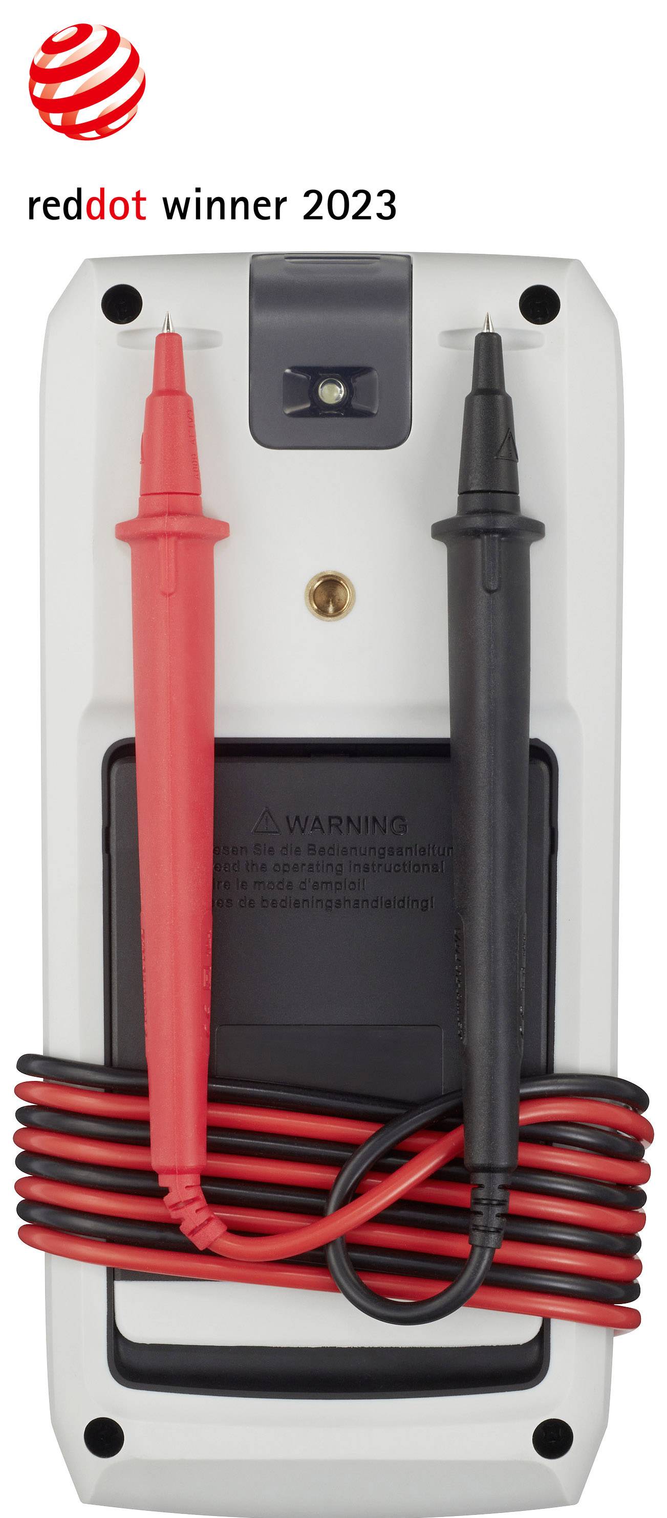 Achterkant van een multimeter met opgerolde meetpennen. Bovenaan het 'reddot winner 2023'-logo.