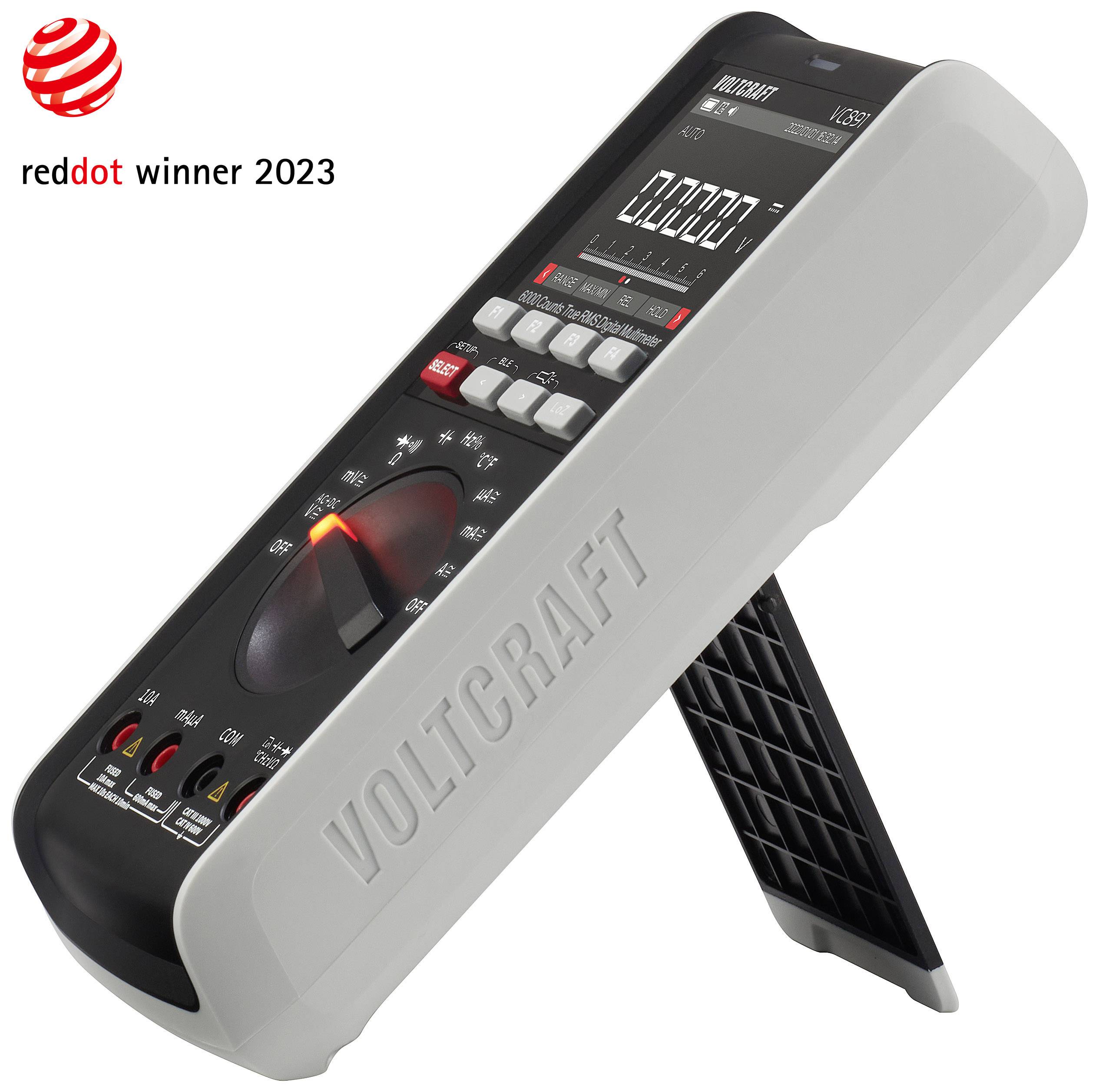 Digitale multimeter op een standaard, winnaar van de Red Dot Award 2023, toont het merk Voltcraft met een display en draaiknop.