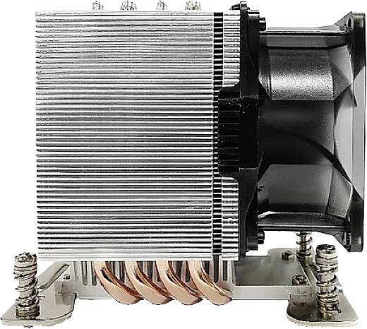 Heatsink met ventilator, aluminium lamellen en koperen buizen voor warmteafvoer, gemonteerd op een metalen basis.
