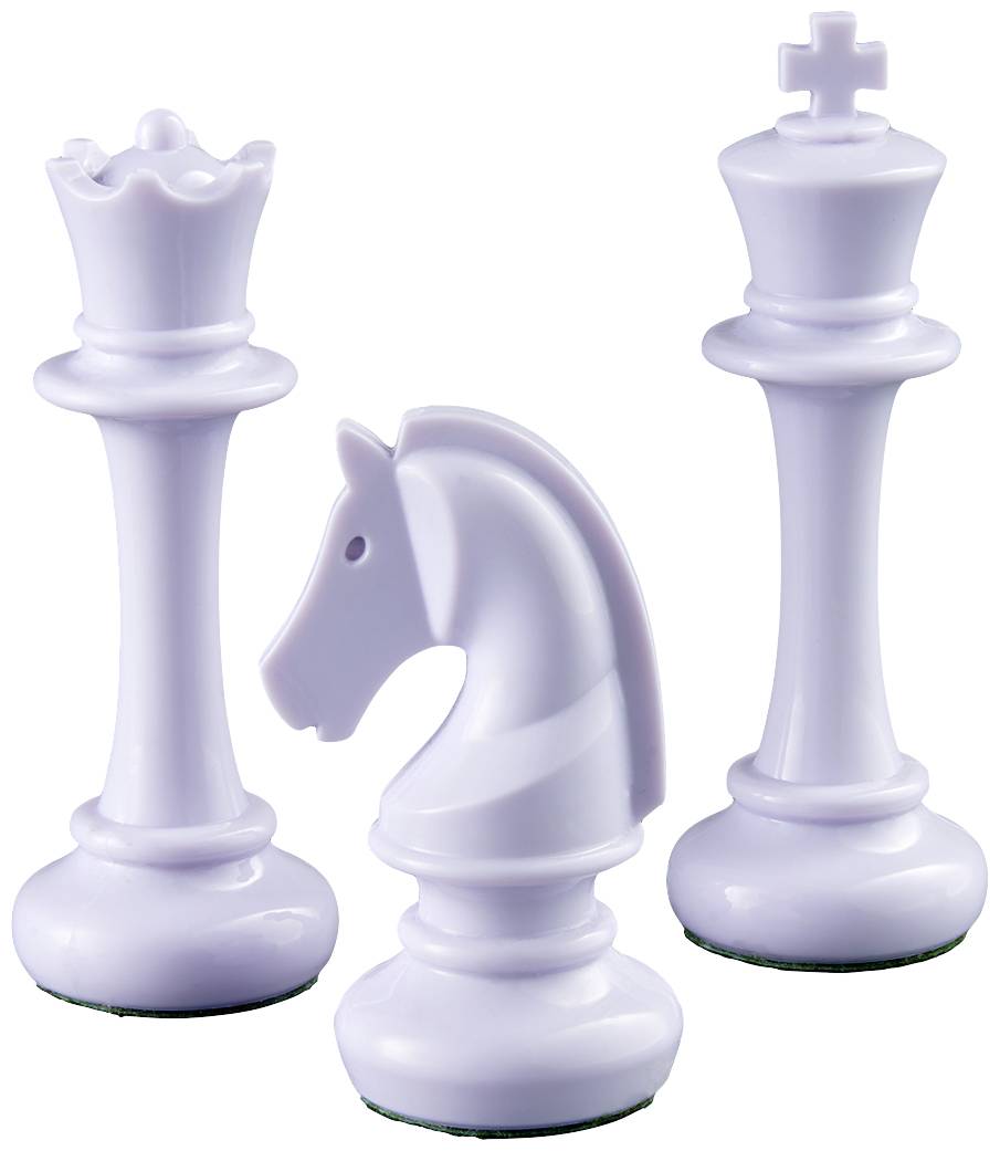 Drie witte schaakstukken: een dame, een paard en een koning. Ze staan rechtop en zijn speelklaar gerangschikt.