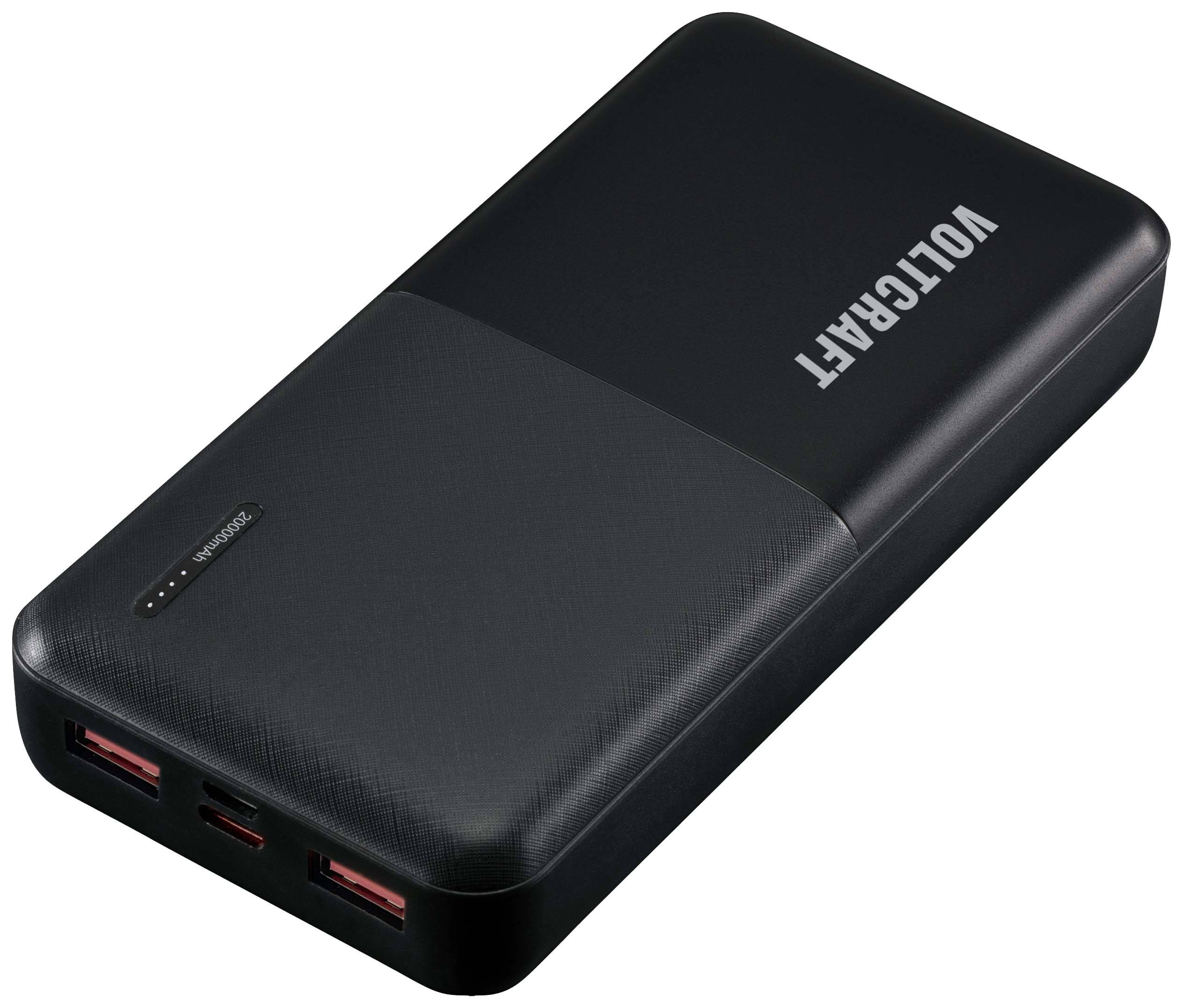 Een zwarte powerbank met het opschrift 'Voltcrafter', drie USB-poorten en een USB-C-aansluiting, evenals een laadaanduiding.
