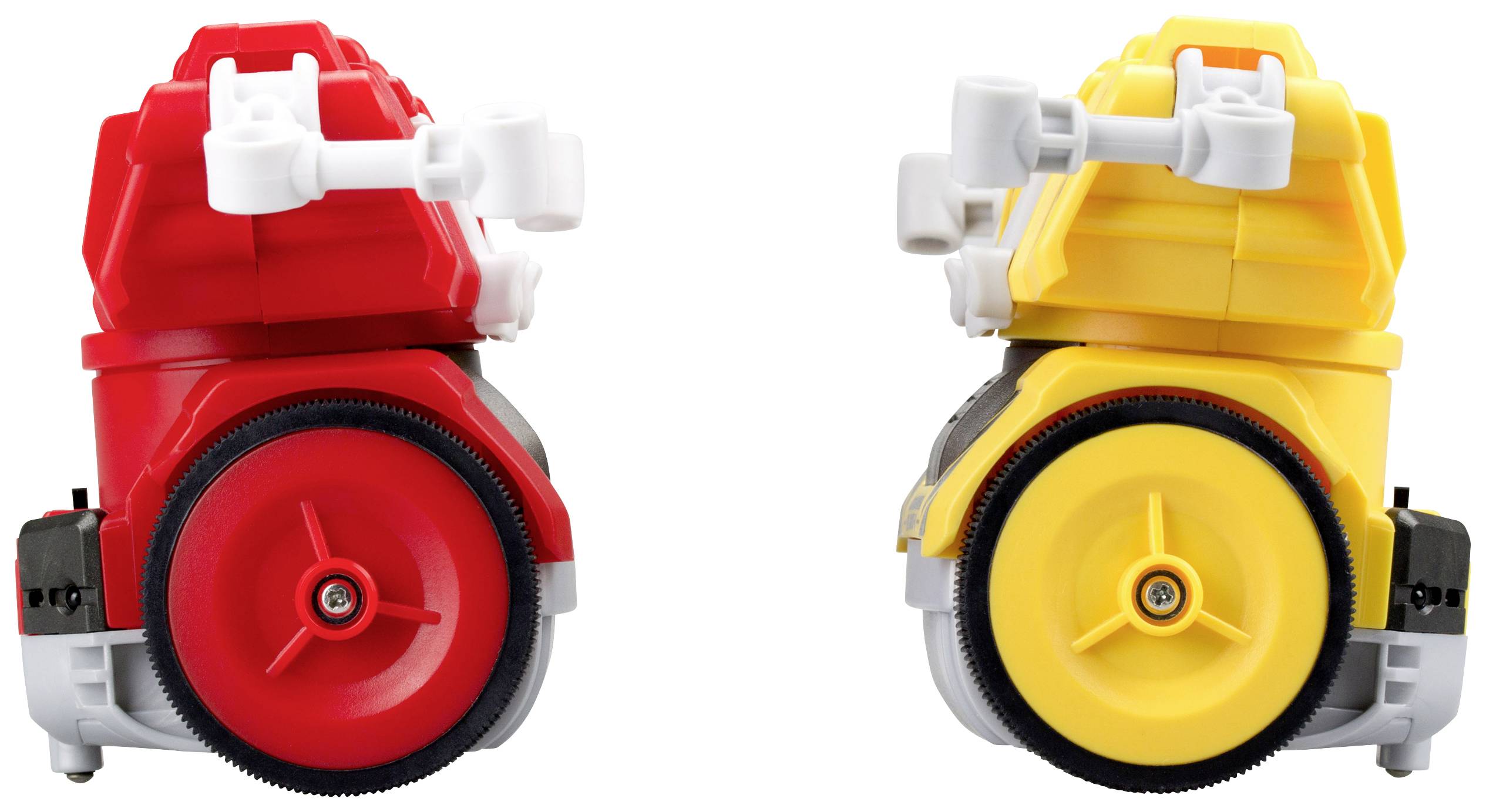 Twee speelgoed-robots met kleurrijke lichamen, een in het rood en een in het geel, staan naast elkaar voor een neutrale achtergrond.