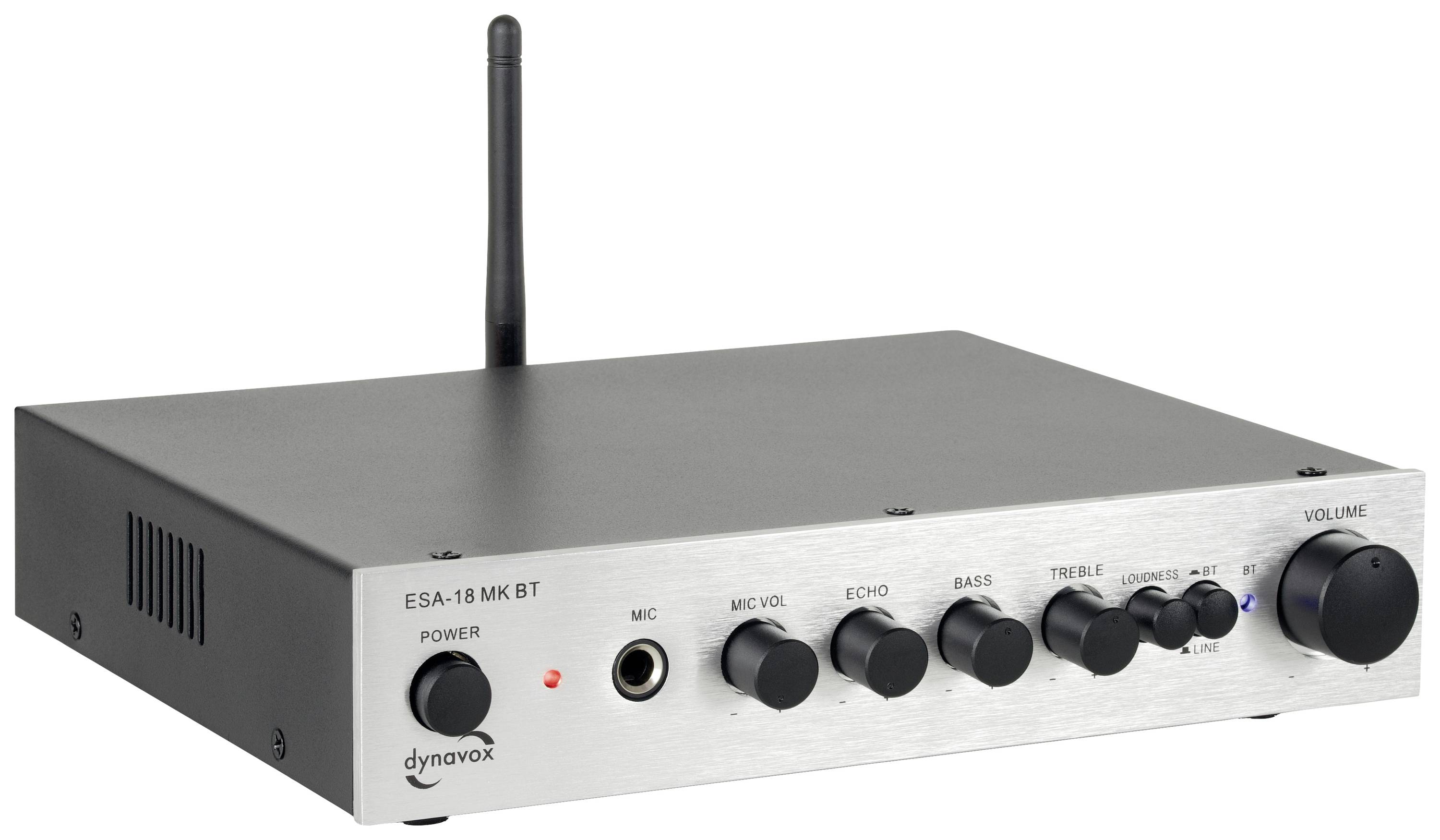 Een zilveren audio-versterker met meerdere draaiknoppen voor volume, bas en hoge tonen. De versterker heeft een antenne en een microfooningang.