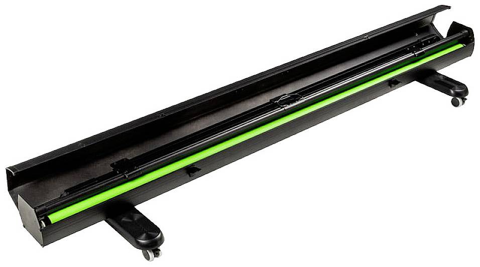 Een zwart apparaat met een groene markering dat op wielen staat. Het lijkt een bar- of vloerscanner te zijn.