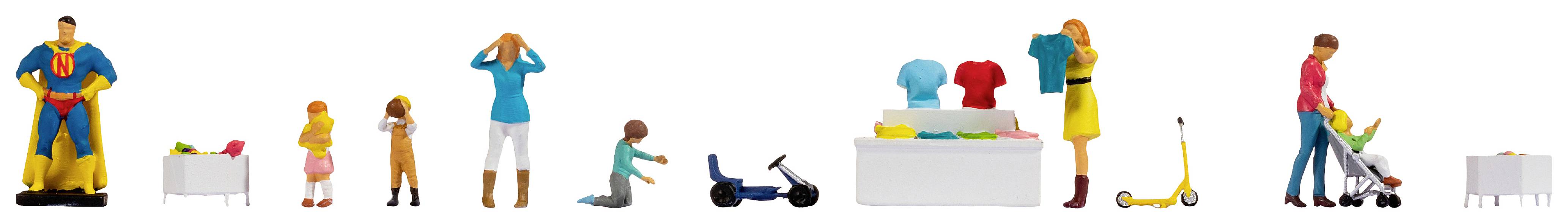 Een reeks miniatuurfiguren stelt alledaagse taferelen voor: een familie aan het winkelen, een kind op een step en een kind met een superheld.