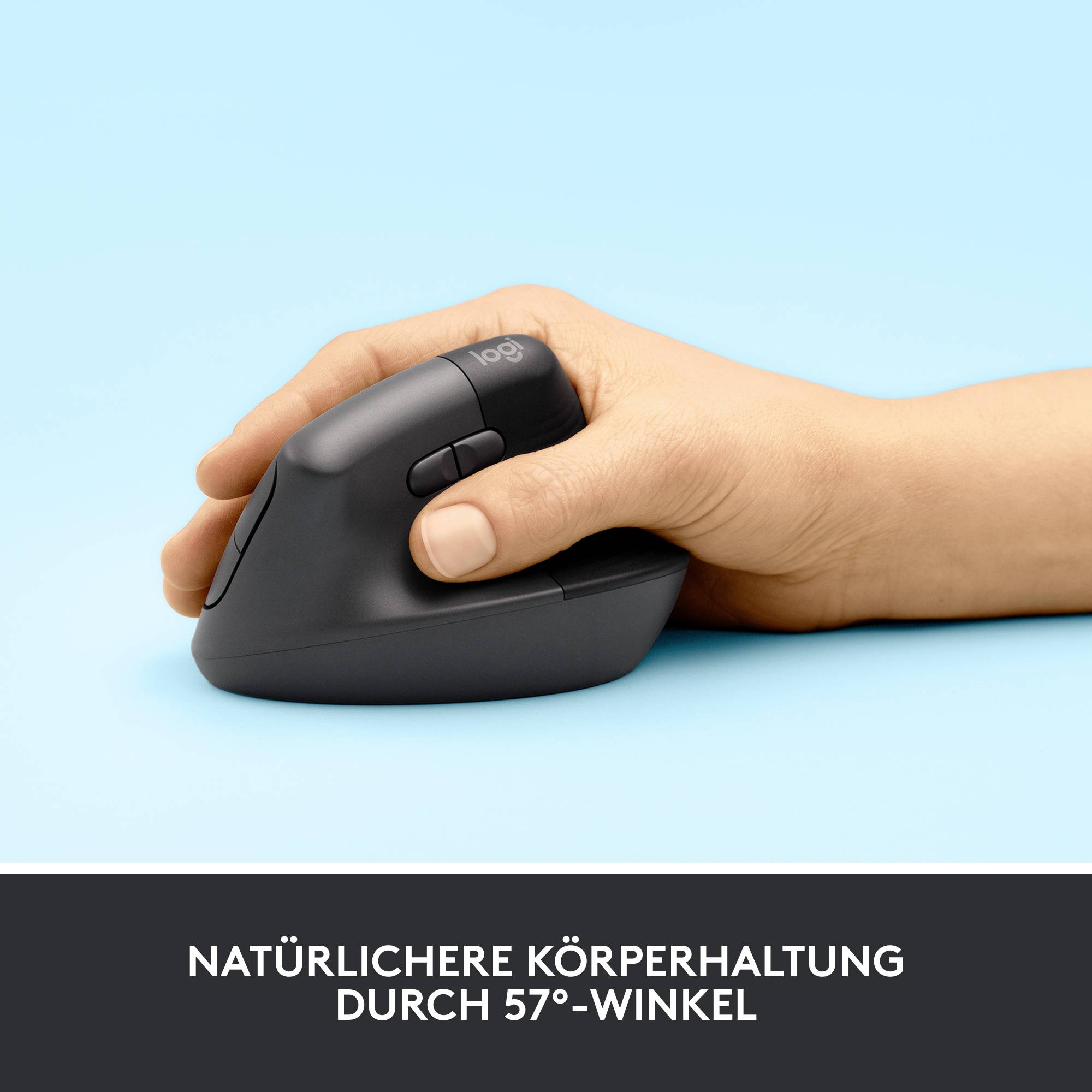 Een hand grijpt een ergonomische muis die is ontworpen onder een hoek van 57° voor een natuurlijke polshouding.