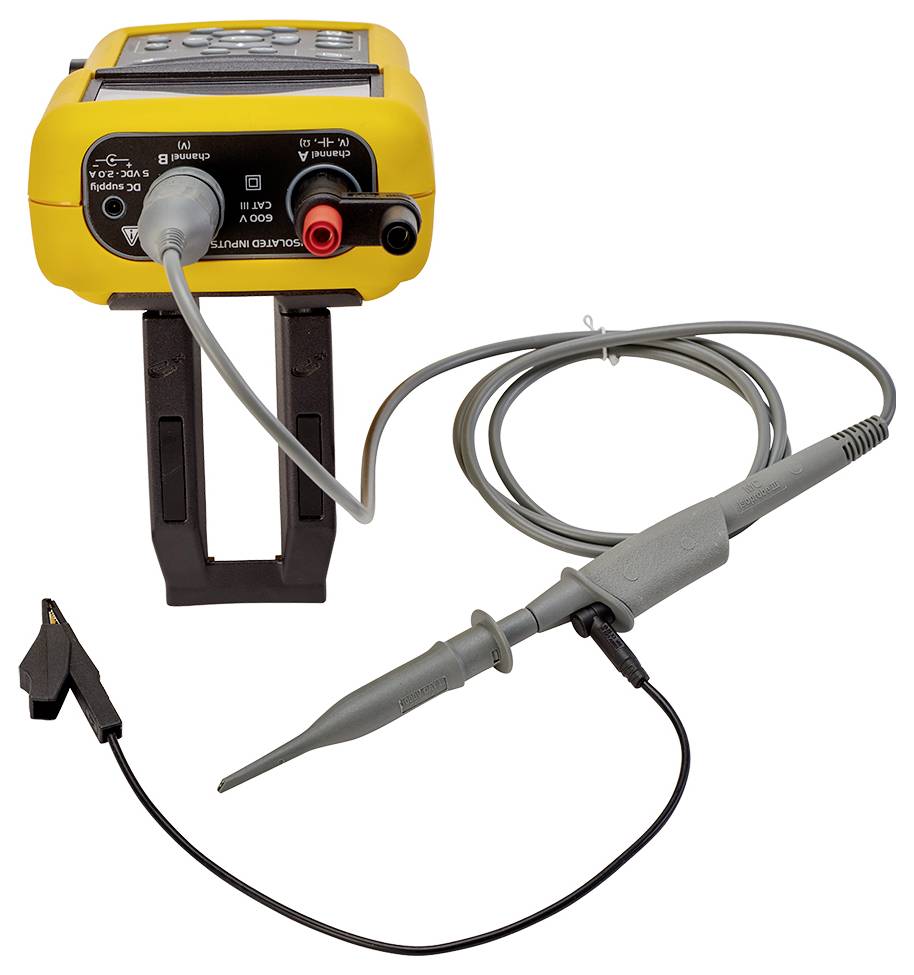 Een gele handoscilloscoop met aangesloten tasttip en meetleiding, klaar voor foutopsporing in elektronische schakelingen.