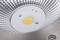 Close-up van een LED-lamp in een metalen fitting met een rastermatig reflectorontwerp.