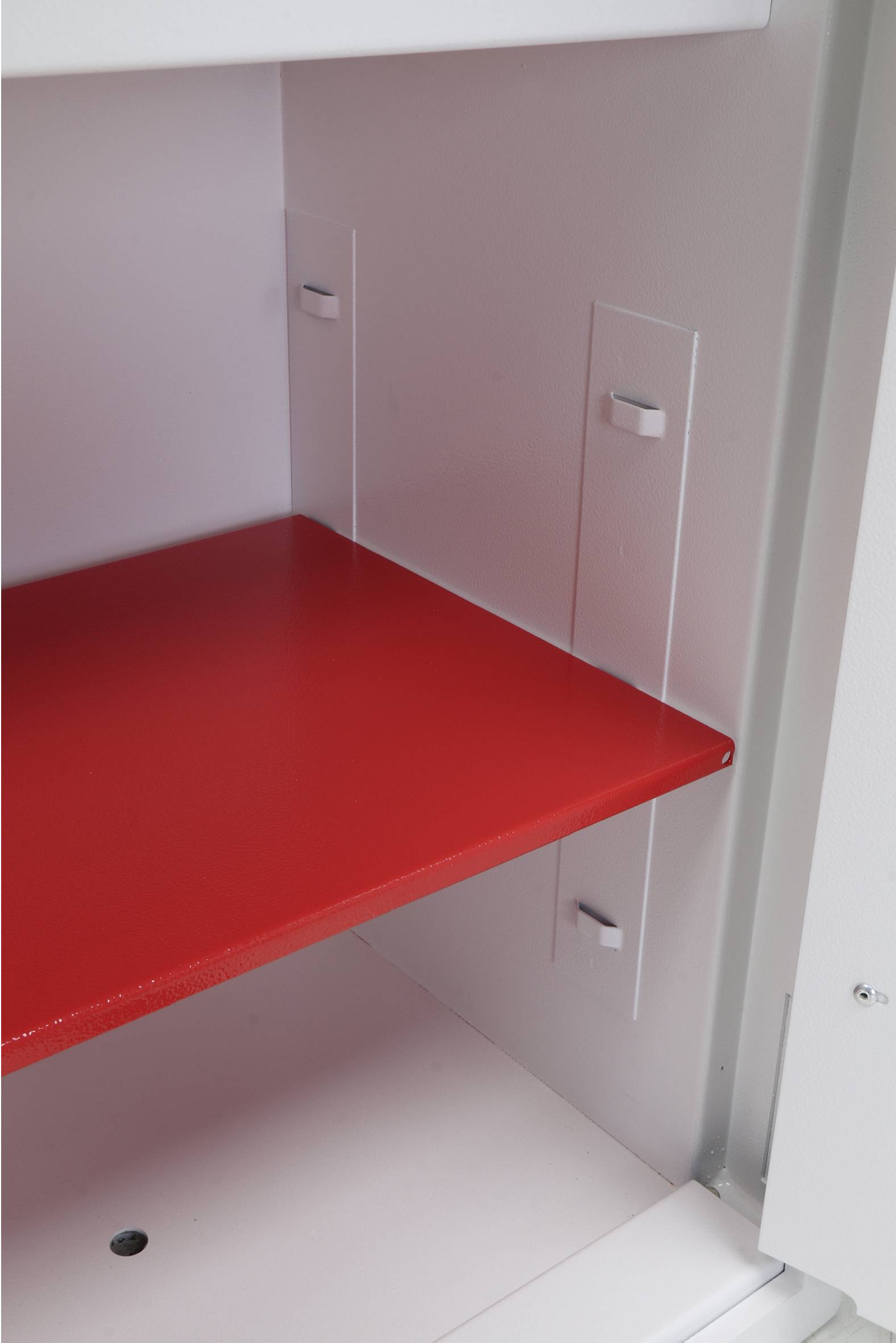 Rood rek in een witte kast, vastgeklikt in houders aan de zijkanten, zonder verdere zichtbare objecten.
