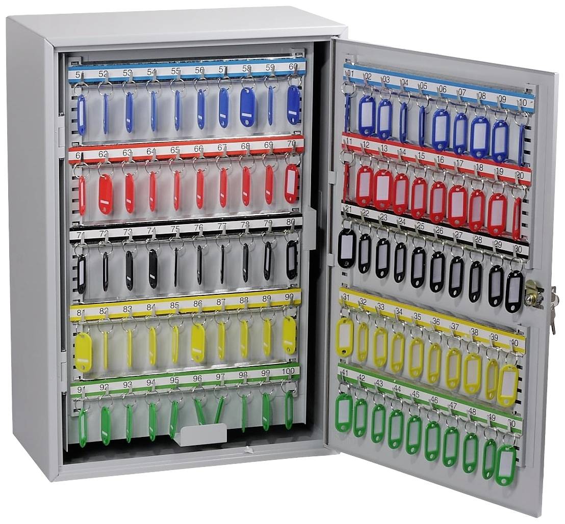 Metalen kast met talrijke genummerde sleutelhangers in verschillende kleuren zoals rood, blauw, groen en geel, opgehangen aan haken.