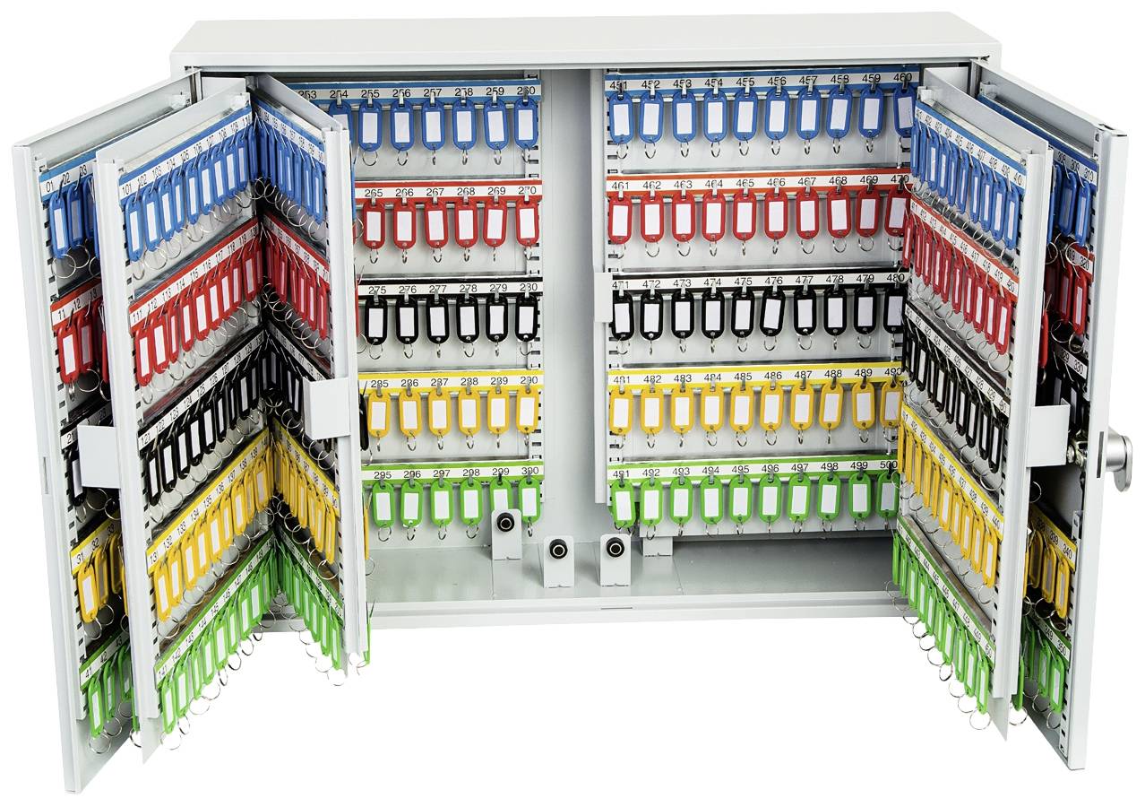 Een open metalen kast met meerdere rijen gekleurde sleutelhangers: rood, blauw, geel, zwart en groen. Elke hanger hangt aan een haak.
