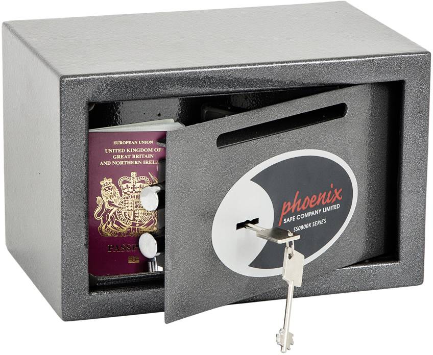 Geopende kluis met een Brits paspoort en sleutels die in het slot zitten.